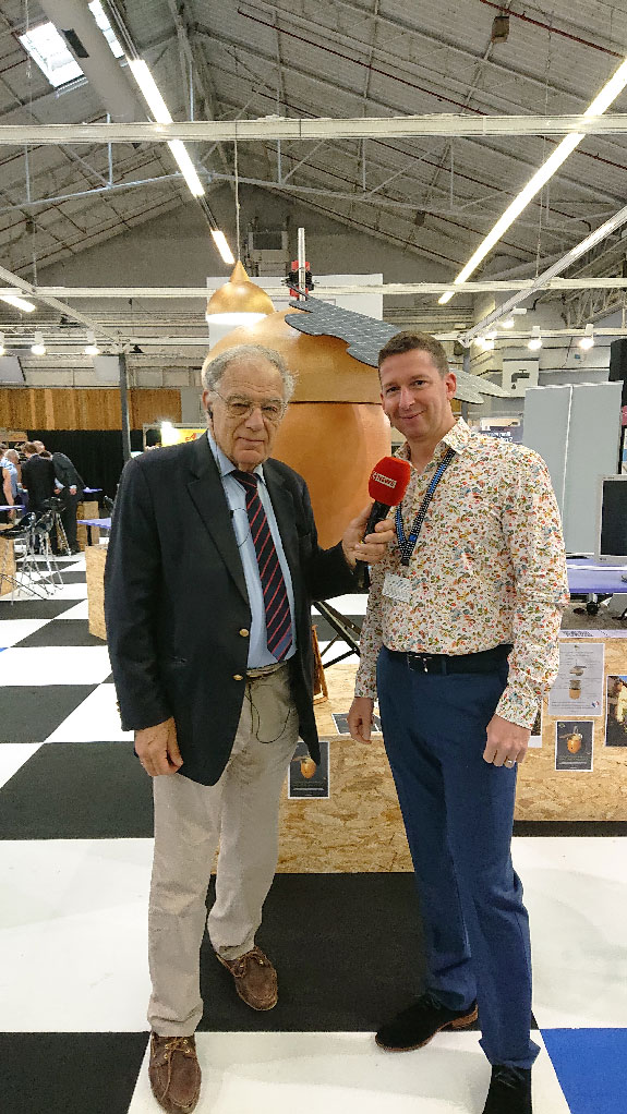 La ruche Apiago au stand des objets connectés de la foire de Paris pour la 188e édition du concours Lépine.