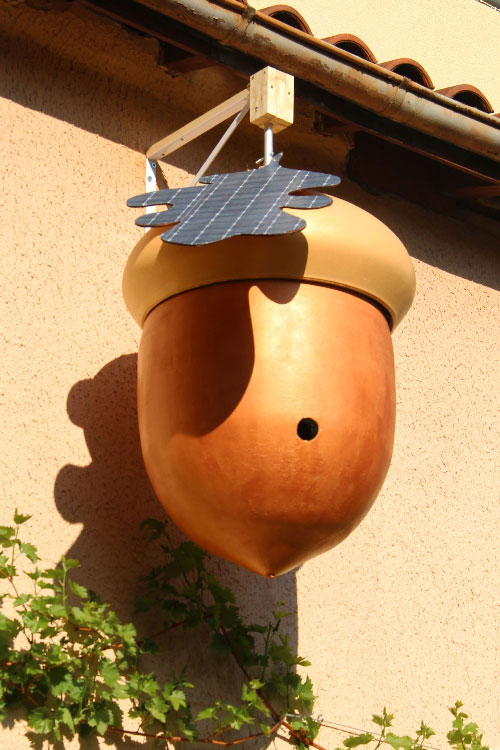 maquette de la ruche apiago installée en hauteur