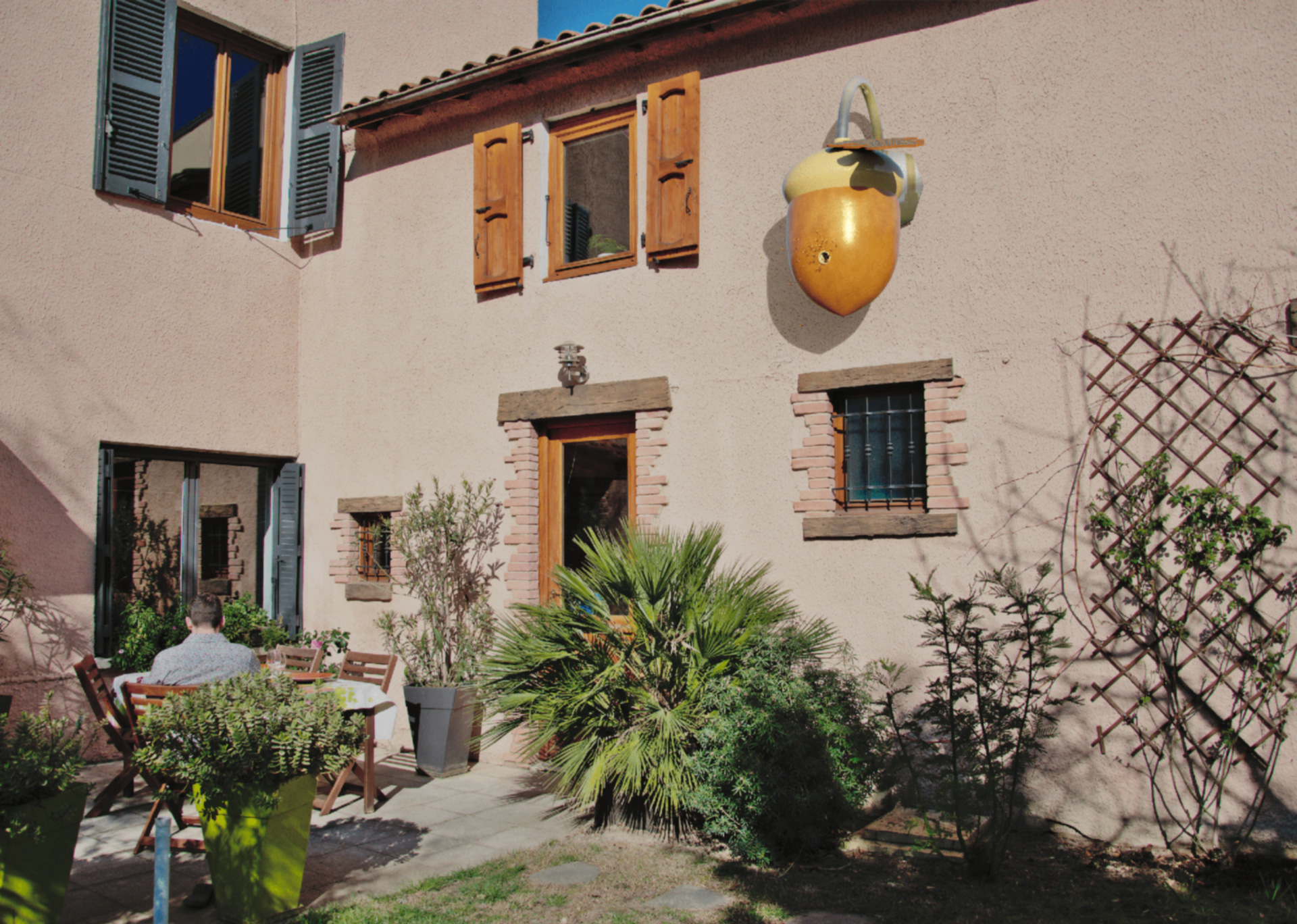 La ruche apiago installée sur la facade d'une maison